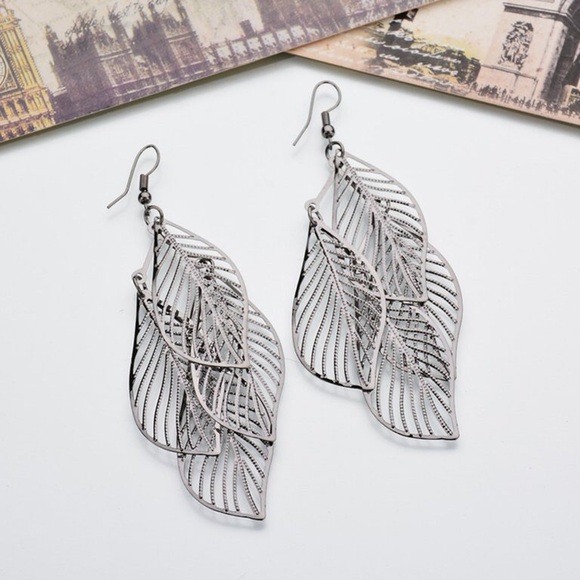 NWT feather earrings - Picture 1 of 4